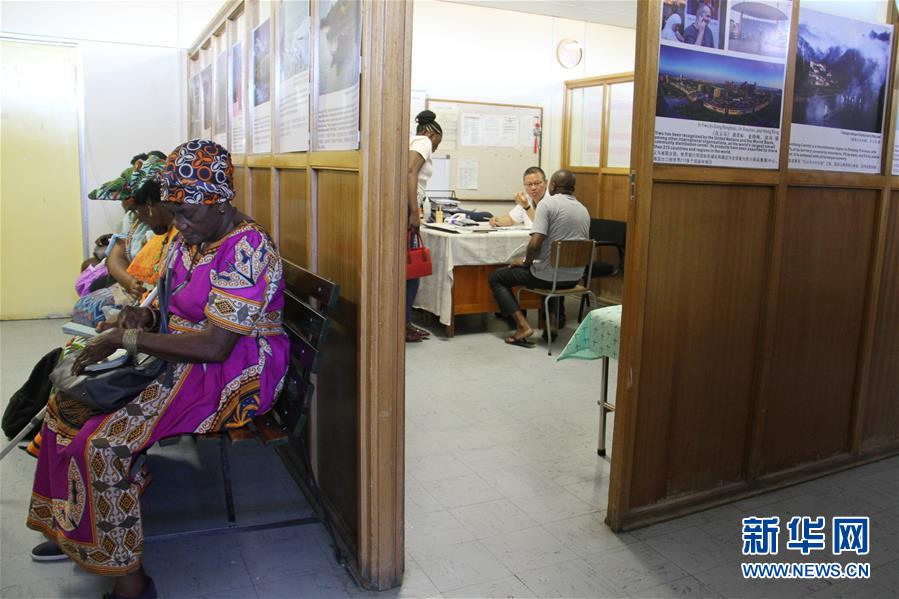 （國際&middot;圖文互動）（2）通訊：讓中醫(yī)在納米比亞落地生根&mdash;&mdash;記三屆援納醫(yī)療隊(duì)醫(yī)生褚海林