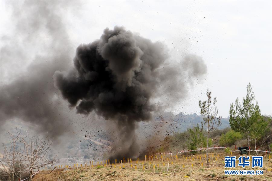 （國際&middot;圖文互動）（4）通訊：&ldquo;中國軍人掃雷一如既往專業(yè)和敬業(yè)！&rdquo;&mdash;&mdash;記中國赴黎維和部隊完成&ldquo;藍線&rdquo;3個雷場清排任務(wù)