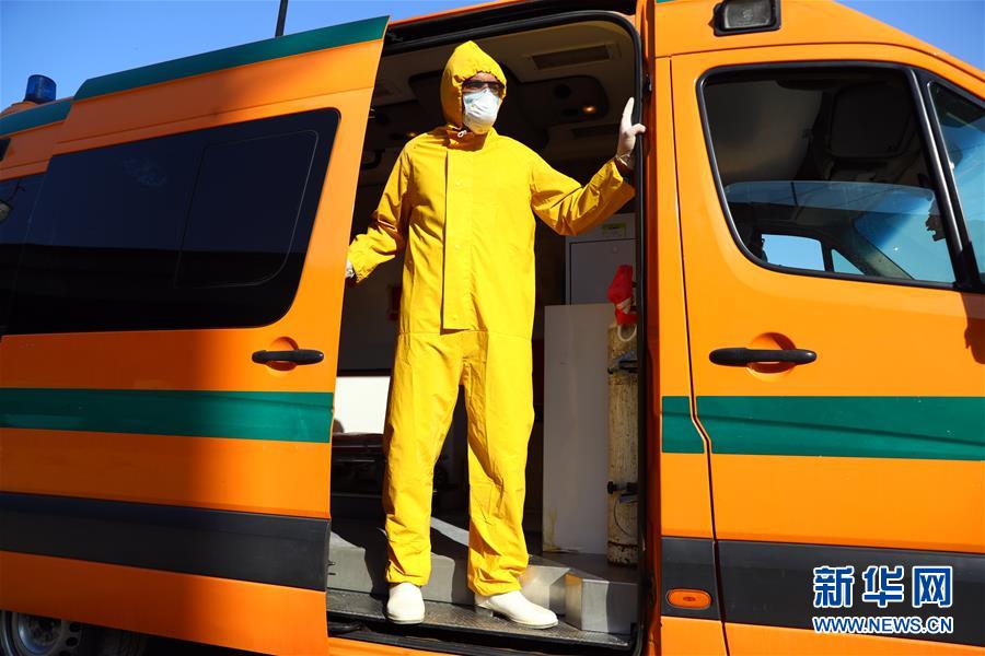 （國際疫情&middot;圖文互動(dòng)）（1）通訊：埃及救護(hù)車?yán)锏?ldquo;逆行者&rdquo;