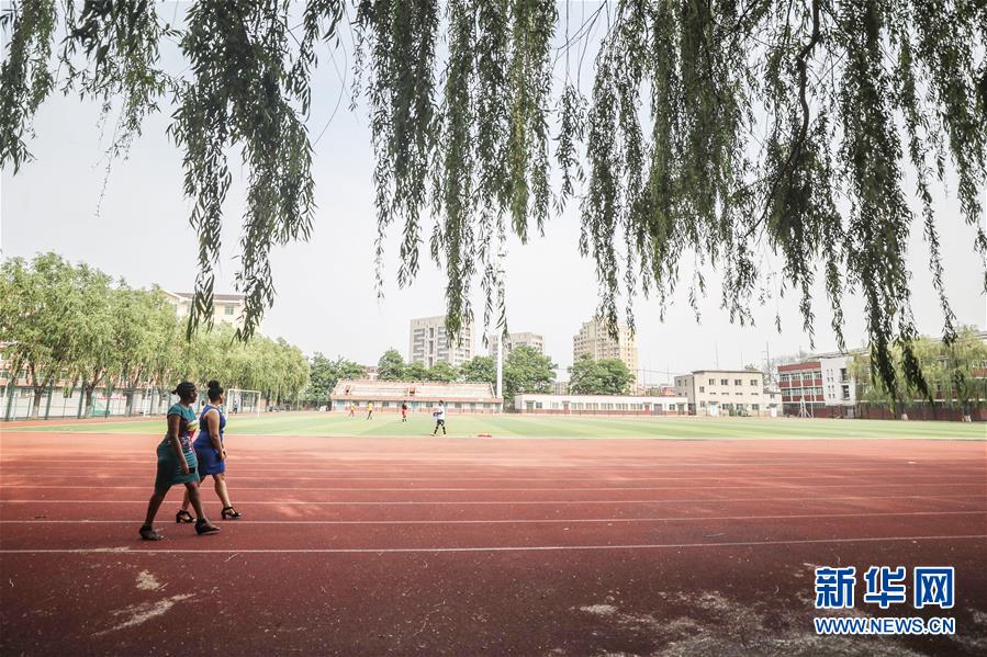 （中非團結(jié)抗疫故事&middot;圖文互動）（1）坦桑尼亞留學(xué)生譚麗：離家千里 生活一樣溫暖而多彩