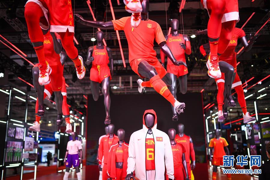 （第三屆進(jìn)博會(huì)&middot;新華視界）（2）觀展體驗(yàn)：多彩&middot;絢爛&middot;未來(lái)感