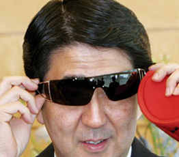 2015，安倍會繼續(xù)"暴走"嗎？