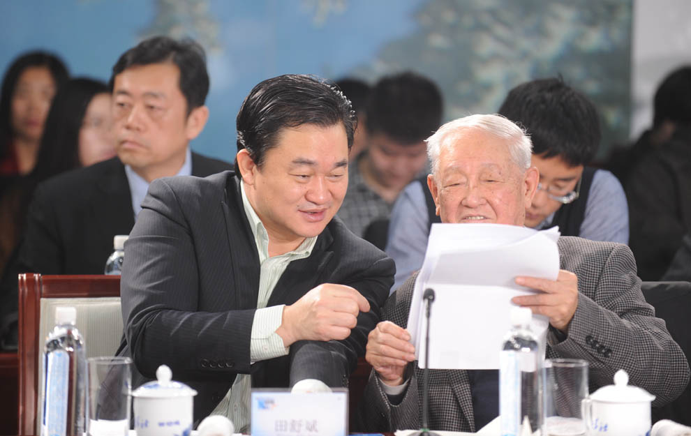 新華網(wǎng)董事長、總裁田舒斌與軍事科學院原副院長糜振玉在現(xiàn)場交流