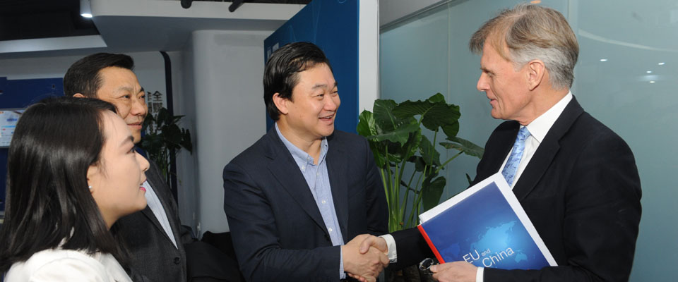 新華網(wǎng)董事長、總裁田舒斌會見丹麥駐華大使裴德盛