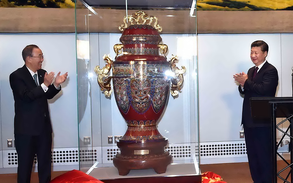 習(xí)近平出席中國向聯(lián)合國贈(zèng)送&ldquo;和平尊&rdquo;儀式