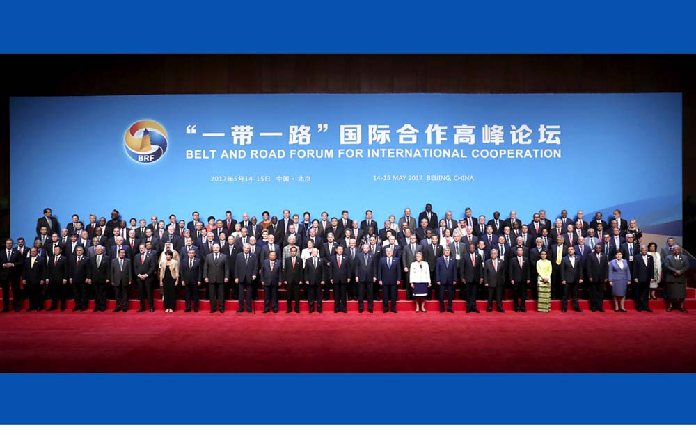 習(xí)近平同出席&ldquo;一帶一路&rdquo;國際合作高峰論壇的代表們合影