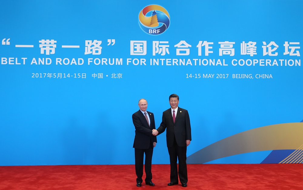 習(xí)近平迎接出席&ldquo;一帶一路&rdquo;國際合作高峰論壇圓桌峰會的領(lǐng)導(dǎo)人和國際組織負責(zé)人