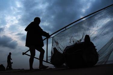 &ldquo;踩高蹺&rdquo;的捕蝦人