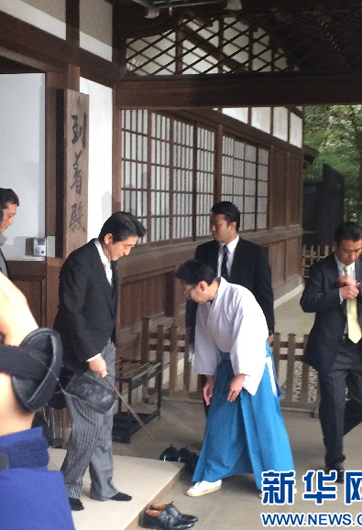 安倍為何不顧?quán)彿磳Γ瑘?zhí)意參拜？